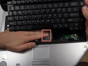 Langkah 5 — Lepaskan Kabel Keyboard dari Motherboard