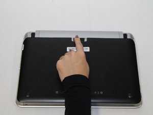Langkah 1 — Buka Tutup Bagian Bawah Laptop