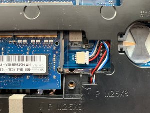 Langkah 9 — Mengangkat Bagian Bawah Laptop