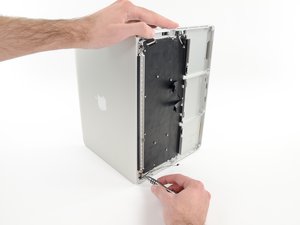 Langkah 5 — Membuka MacBook Pro dan Melepas Screws Sisa