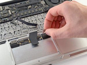 Langkah 4 — Lepaskan Bracket Trackpad