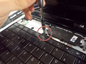 Langkah 2 — Menghilangkan Sekrup di Bagian Atas Keyboard
