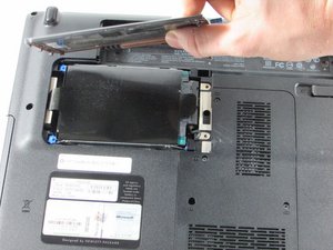 Langkah 2 — Buka Panel Bawah dan Akses Hard Drive