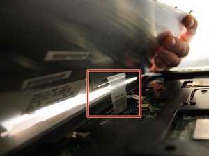 Langkah 5 — Lepaskan Kabel Keyboard dari Motherboard