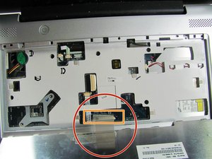 Langkah 4 — Lepaskan Kabel Ribbon Keyboard