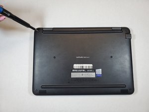 Langkah 1 — Membuka Bagian Belakang Laptop