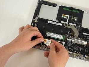 Langkah 3 — Lepaskan Kabel Wi-Fi