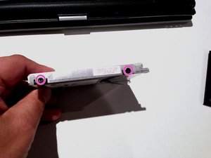 Langkah 2 — Menghilangkan Sekrup Penahan HDD