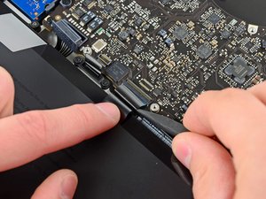 Langkah 10 — Mengangkat Kabel Keyboard