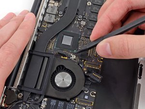 Langkah 2 — Lepaskan Kabel Kamera iSight