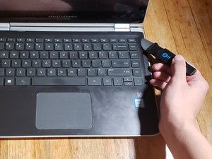 Langkah 2 — Membuka Panel Belakang Laptop
