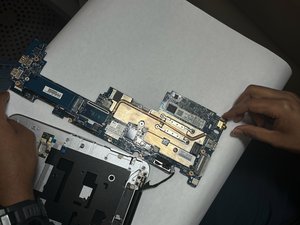 Langkah 6 — Mengangkat Motherboard