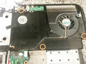 Langkah 8 — Mengeluarkan Subwoofer dan Kipas CPU