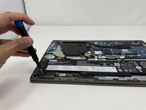 Langkah 3 — Mengganti speaker laptop