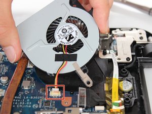 Langkah 5 — Mengangkat Kipas dan Melepaskan Kabel
