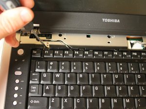 Langkah 3 — Mengganti Kabel Keyboard