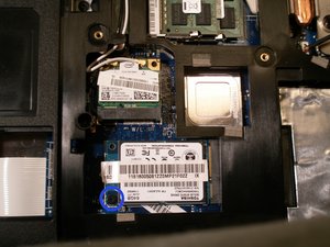 Langkah 3 — Mengeluarkan Hard Drive