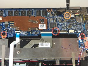 Langkah 8 — Mengangkat Motherboard