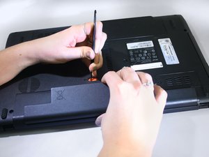 Langkah 2 — Buka Panel Belakang Laptop