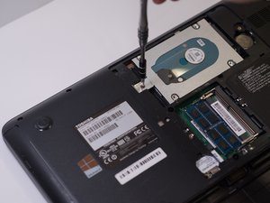 Langkah 3 — Menghapus Sekrup Hard Disk