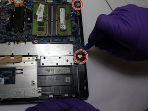 Langkah 4 — Lepaskan Port dan Motherboard