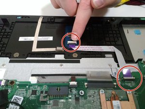 Langkah 7 — Melepas Kabel Touchpad