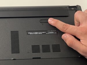 Langkah 1 — Matikan Laptop dan Buka Baterai