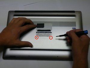 Langkah 3 — Mengakses Sekrup di Bawah Logo XPS