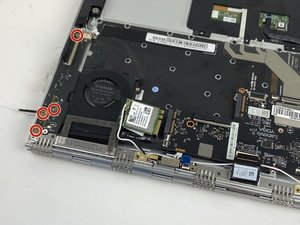 Langkah 5 — Mengeluarkan Port USB di Sisi Kiri