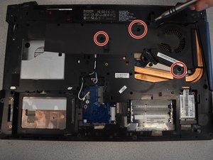 Langkah 9 — Melepas Kabel Keyboard