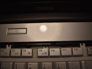 Langkah 3 — Mengangkat Keyboard dengan Hati-hati