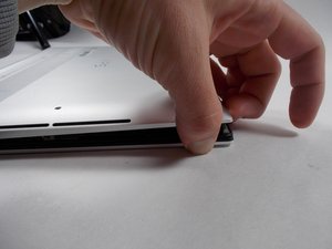 Langkah 3 — Lepaskan Panel Belakang dan Akses Komponen Layar