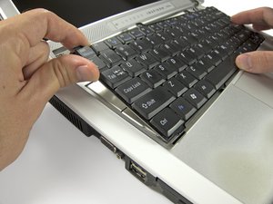 Langkah 6 — Lepaskan Keyboard dan Siapkan RAM Internal
