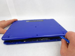 Langkah 2 — Buka Casing Bawah Laptop