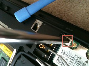 Langkah 4 — Lepaskan Sekrup Kartu WiFi