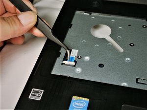 Langkah 9 — Lepaskan Screws Panel Bawah