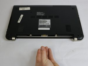 Langkah 2 — Membuka Tutup Belakang Laptop