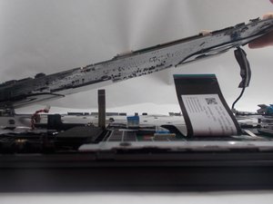 Langkah 4 — Angkat Motherboard dan Ganti Kipas