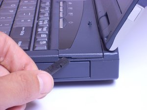 Langkah 1 — Mengangkat Panel Atas Laptop