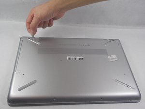 Langkah 1 — Buka Tutup Belakang Laptop