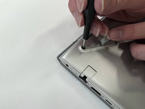 Langkah 1 — Matikan Laptop dan Buka Tutup Bawah