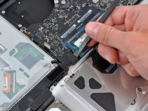 Langkah 7 — Melepaskan Kabel Hard Drive