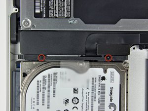 Langkah 1 — Mengeluarkan Bracket Hard Drive