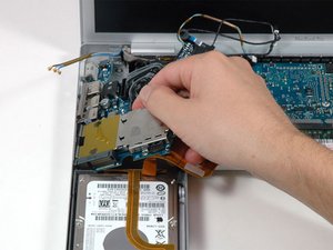 Langkah 11 — Mengeluarkan Papan I/O Kiri