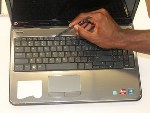 Langkah 2 — Lepaskan Keyboard untuk Akses Komponen Dalam