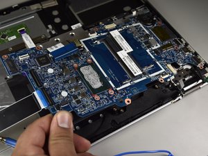 Langkah 8 — Angkat motherboard
