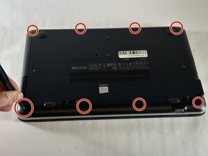 Langkah 1 — Matikan Laptop dan Buka Casing Bawah