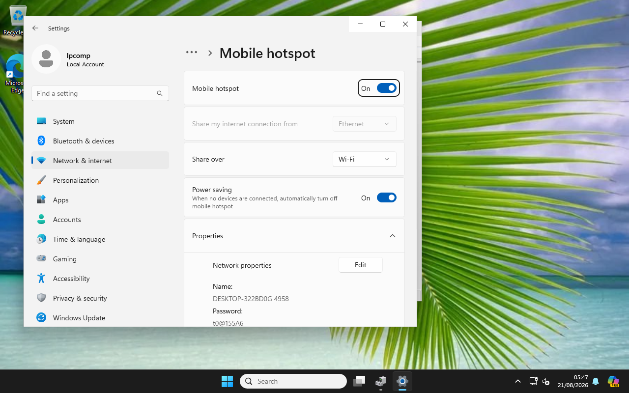 Mobile hotspot Windows 11 setelah dinyalakan, toggle On dan dropdown Share my internet connection from terkunci abu-abu, dengan Power saving On di bawahnya