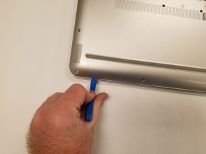 Langkah 3 — Lepaskan Casing dan Akses Speaker
