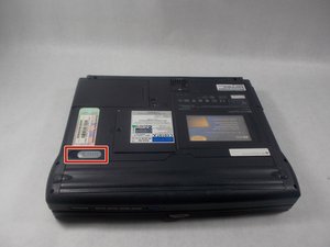 Langkah 1 — Mengakses Bagian Bawah Laptop